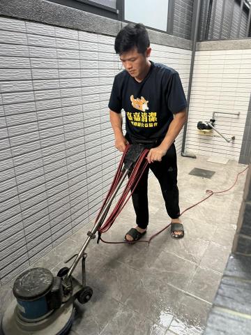 嘉嘉清潔企業社 - 洗地機，洗去成年髒污，裝潢施工後的水泥油漆等