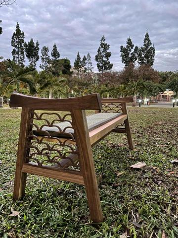 杜柏逸 - 以台灣傳統手工藝-藺編、窗花、屋瓦等元素 設計出一款具有設計感的長板凳
