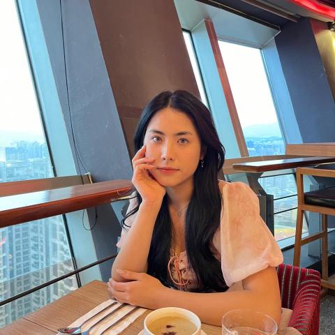 提供吉他彈唱服務的專家Cynthia 