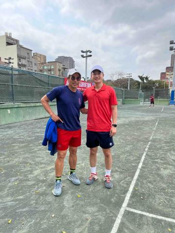 KE持拍學習 - 新竹高中網球教練男神合照（曾經的教練）