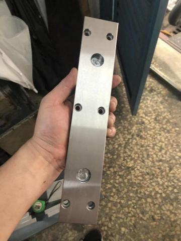 鉅東鋼模cnc零件加工游嘉榮 - 板件研磨走真圓孔