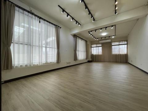 木地板 窗簾 壁紙（信賴窗飾-當肯） - 個人工作室完工照
施作項目：塑膠地板、窗簾。