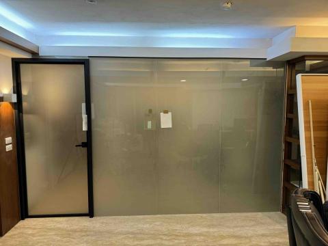 莊子緯 - 系統框門+噴砂玻璃隔間