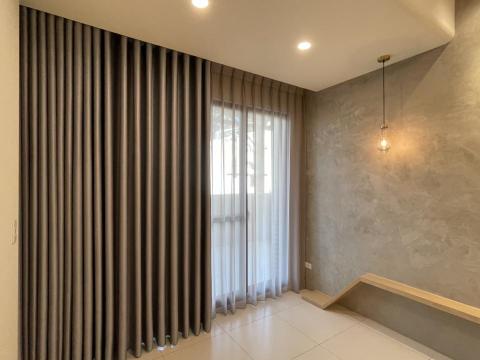 木地板 窗簾 壁紙（信賴窗飾-當肯） - 透天住家
施工項目：窗簾。