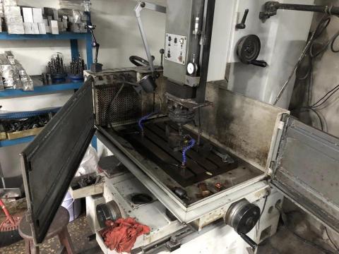 鉅東鋼模cnc零件加工游嘉榮 - 放電加工機