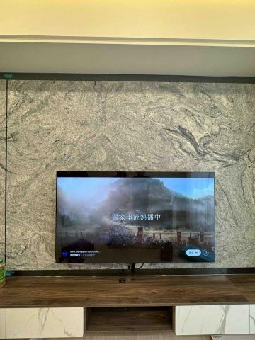 旭將電器行 - OLED高階電視
大理石雙手臂壁掛架施工
依照顧客需求
保留右上角飛鳥圖案
質感與實用兼具
 LG