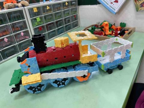 曉婷 - 引導孩子利用LaQ 做的火車