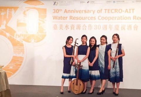 高瀅宸 - 青彤樂坊-客製團服 高瀅宸 - 青彤樂坊-客製團服