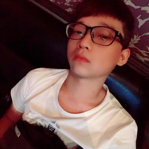 提供浴櫃組服務的專家李信憲