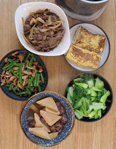 徐錫娟 - 滷雞心豆乾，豆角肉絲，洋蔥牛肉片，吻仔魚玉子燒，炒青江菜