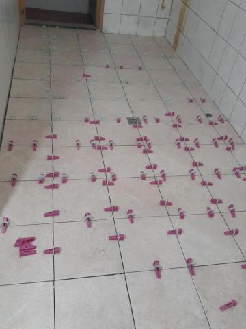 宏源工程行 - 廚房地板磁磚拆除改鋪30*30cm板岩磚