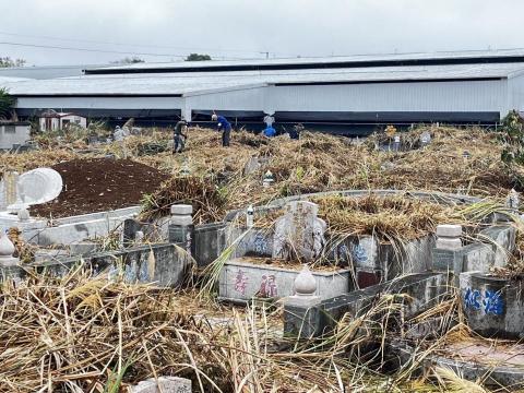二哥 - 公墓除草作業