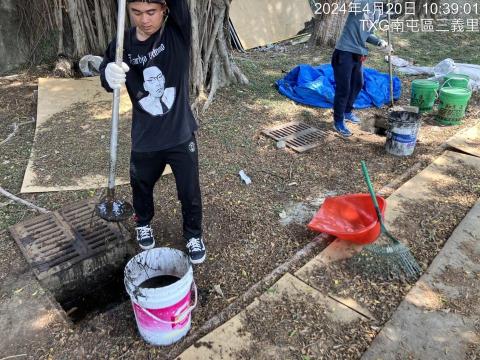 二哥 - 暗溝清淤作業