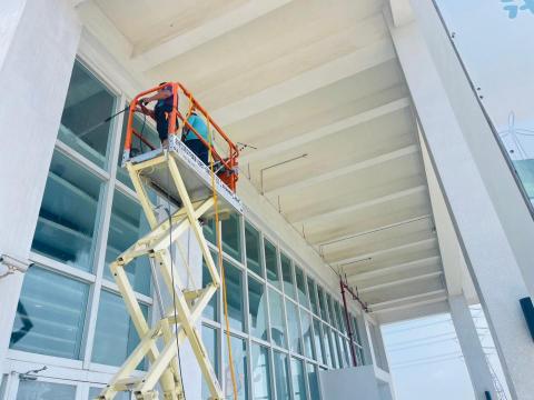 二哥 - 展館高空玻璃清潔