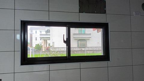 上泰工程行 - 廚房窗可配合泥水施作