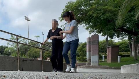 王小姐 - 陪同患者至公園散步