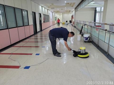 二哥 - 辦公室塑膠地板清潔打蠟