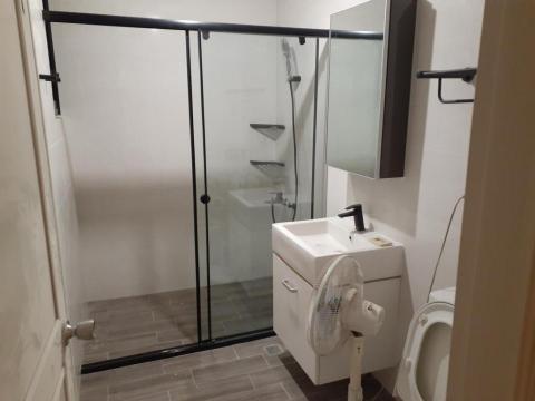 宏源工程行 - 30*60cm牆磚，45*15木紋地磚，8mm鋼化玻璃黑框拉門，冷熱龍頭亞黑，凱撒鏡櫃，HCG馬桶及浴櫃，浴室乾濕分離全改造