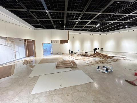 二哥 - 展館牆面拆除作業