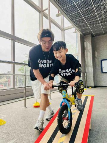 🔍酷昇幼兒運動教學。謝旻諺（小明教練） - 中壢滑步車課程