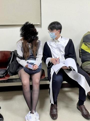 黃川赫律師 - 「人同此心，心同此理」

前幾天陪同被詐騙的當事人來開偵查庭，在庭外等了30分鐘，能明顯感受到當事人已經焦慮了許久，生活也大受影響！

在庭外的30分鐘，因為已經歷經多次開會，討論案情的時間並不多，僅是給予當事人信心和轉移不安的情緒，讓他在載浮載沉的無垠大海中，有一根浮木可以抓，況且沒有人可以比他自己更知道，他到底承受了多少壓力。

其實律師能做的除了是訴訟專業的協助，我認為更重要的是讓當事人可以有一份安定的感覺，在冰冷的地檢偵查庭中，給當事人些許溫度，我相信這也是當事人與律師間能夠互相信賴關係的基礎，也