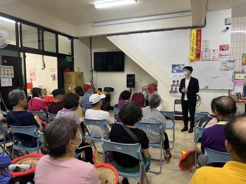 黃川赫律師 - 假日應蘆洲信義里里長邀請，一早前往分享在鄰里及社區家庭中常發生的法律問題✨
其中常見的如鄰居間的房屋漏水、騎樓佔用及家族間的財產分配等問題。

許多長輩因為沒有相關法律概念，導致於當問題發生時，求助無門，或是當發現問題時已無法用損害最小化的處理方式了。

?很感謝里長及里民給予機會，認同律師法律應該普及化的理念，將你我日常都會遇到的法律問題，宣導給更多需要的人，未來也會持續努力！