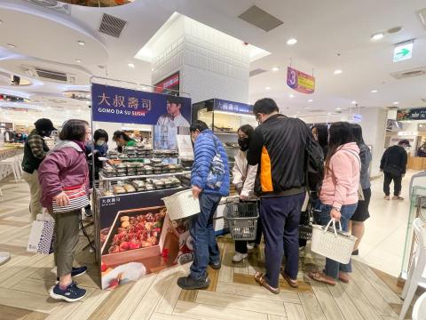 豐哥Rex - 中壢SOGO排隊選購照片