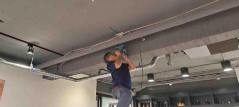 祺勝 - 投影機安裝鑽孔 祺勝 - 投影機安裝鑽孔