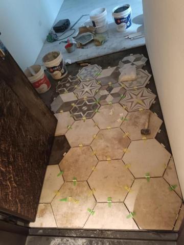 Edward 王 - 六角磚施工中