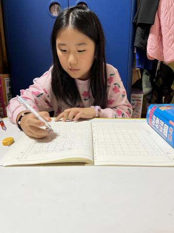 陳小姐 - 教授韓國學生台灣國小教材