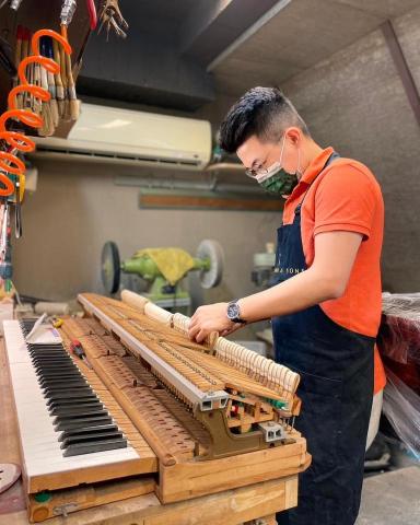 陳安祈 - 平台琴內部打弦系統保養工程