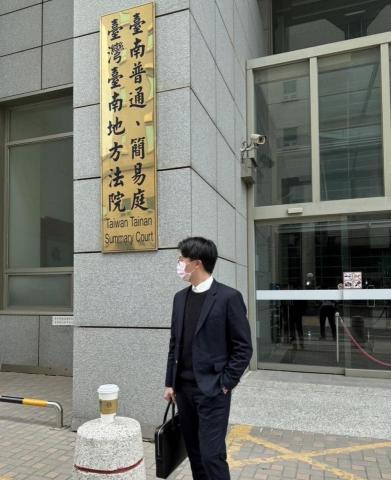 黃川赫律師 - 一大早，從陰雨綿綿的台北出發，搭高鐵前往台南地院開庭，一下高鐵就很後悔出門前沒有看台南的氣象，因為有夠熱。

進到法庭後，開庭氣氛如同台南的天氣一樣火辣辣！因為我方當事人不同意筆錄內容，未於警察詢問筆錄中簽名，檢辯雙方對於該「未簽名的筆錄」是否有證據能力產生激烈爭議，所幸最終獲得有利於我方的結果，再再顯示憲法及刑事訴訟法賦予被告辯護權利的重要性！

若您有法律問題，切記一定要尋求身邊信任且專業的律師協助，魔鬼藏在細節裡，讓律師為您把關！
