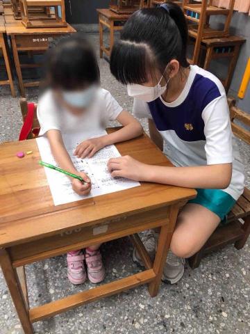 周芷彤 - 在小學擔任課輔助教