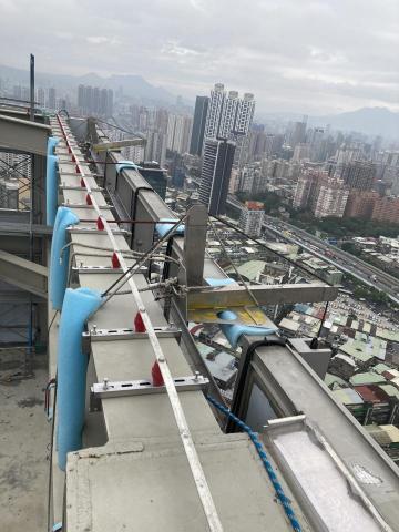 關堉豪 - 架設吊籠