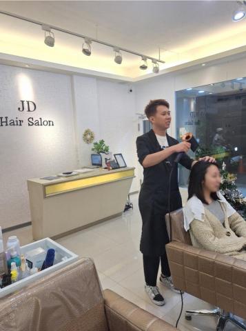 傑利髮廊 - 服務客人的時候