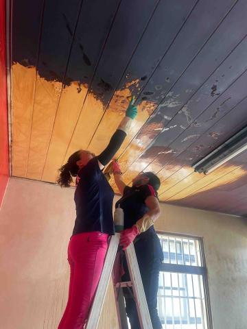 啟碁人力居家清潔 - 神明廳的煙垢團隊細心除垢