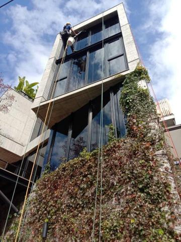 鑫富高空工程 - 外牆玻璃清洗