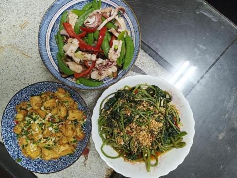 p e i p e i - 甜豆炒花枝,鹹蛋豆腐,地瓜葉