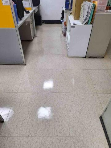佳佳清潔公司 - 打蠟後的地板