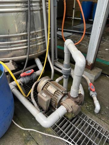 世宏水電工程行 - 水塔馬達更換水管