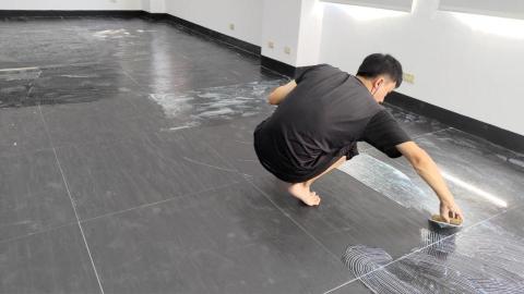 橙藝企業有限公司 - 底料上面上膠，保護地面