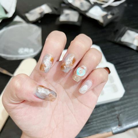 提供美甲師服務的專家meimei lai