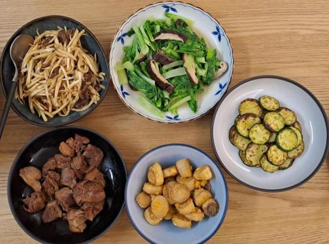 徐錫娟 - 茭白筍牛肉，照燒雞腿，金沙杏鮑菇，乾煎櫛瓜，素炒香菇小白菜