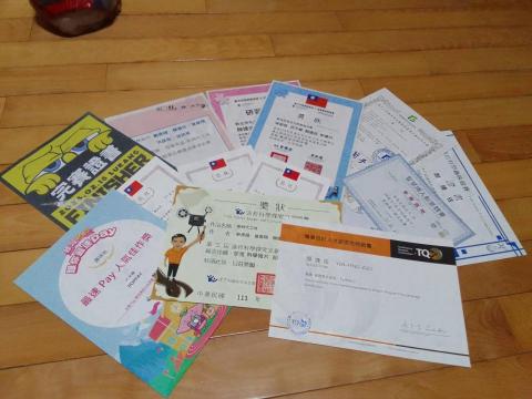 顏逢佐 - 以上獎狀包含了我參加過的許多比賽：
海綿寶寶趣味路跑
台灣PAY 與你最速PAY 趣味組(人氣獎佳作)
遠哲科學文創探究競賽(短片組第一名)
TQC+ 程式語言 Python 3 認證
竹林博覽會
第十一屆國際華文暨教育盃電子書創作大賽(人氣獎第二)
線上解謎設計營隊暨成果競賽活動(最佳合作默契獎)
智慧鐵人
校內遠哲科學趣味競賽(高一組第三名、高二組第二名)
校內實驗競賽(化學組第三名)