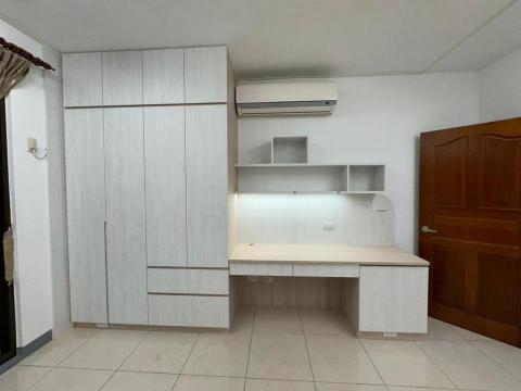 德康美系統櫃烏日店 - 德康美系統家具 系統衣櫃加上書桌以及層板燈 德康美系統櫃烏日店 - 德康美系統家具 系統衣櫃加上書桌以及層板燈