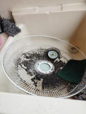 勇ㄚ專業清潔公司 - 電風扇清潔前