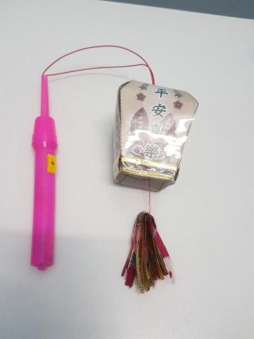 楊雅婷 - 看報自學文藝品材料製作