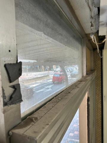 代樂收-代收垃圾-裝潢清潔-廢棄物清運-拆除工程 - 店面大門清潔前