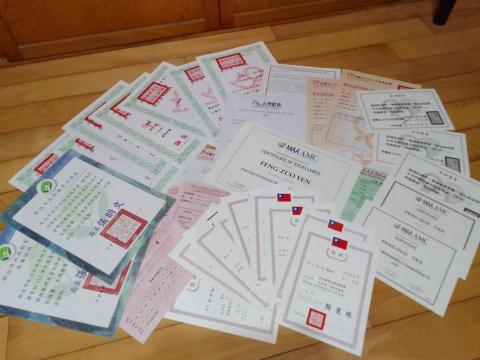 顏逢佐 - 以上為高中三年的所有數學競賽證書與獎狀
數學奧林匹亞初選 PR79
美國國際數學邀請賽台灣區(AIME I)邀請函
數理及資訊學科能力競賽新北區複賽 佳作
第25屆TRML 全隊最高分
第25屆TRML 台北地區 優良獎
2023AMC12A 非常優良
2022AMC12A 優良
2023TMT11A 優良
2022TMT11B 良好
2022TMT10 良好
第七屆 APX數學中級 通過