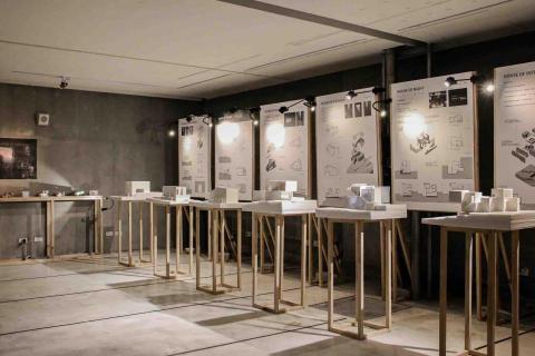 官尚嫻 - 木製展架